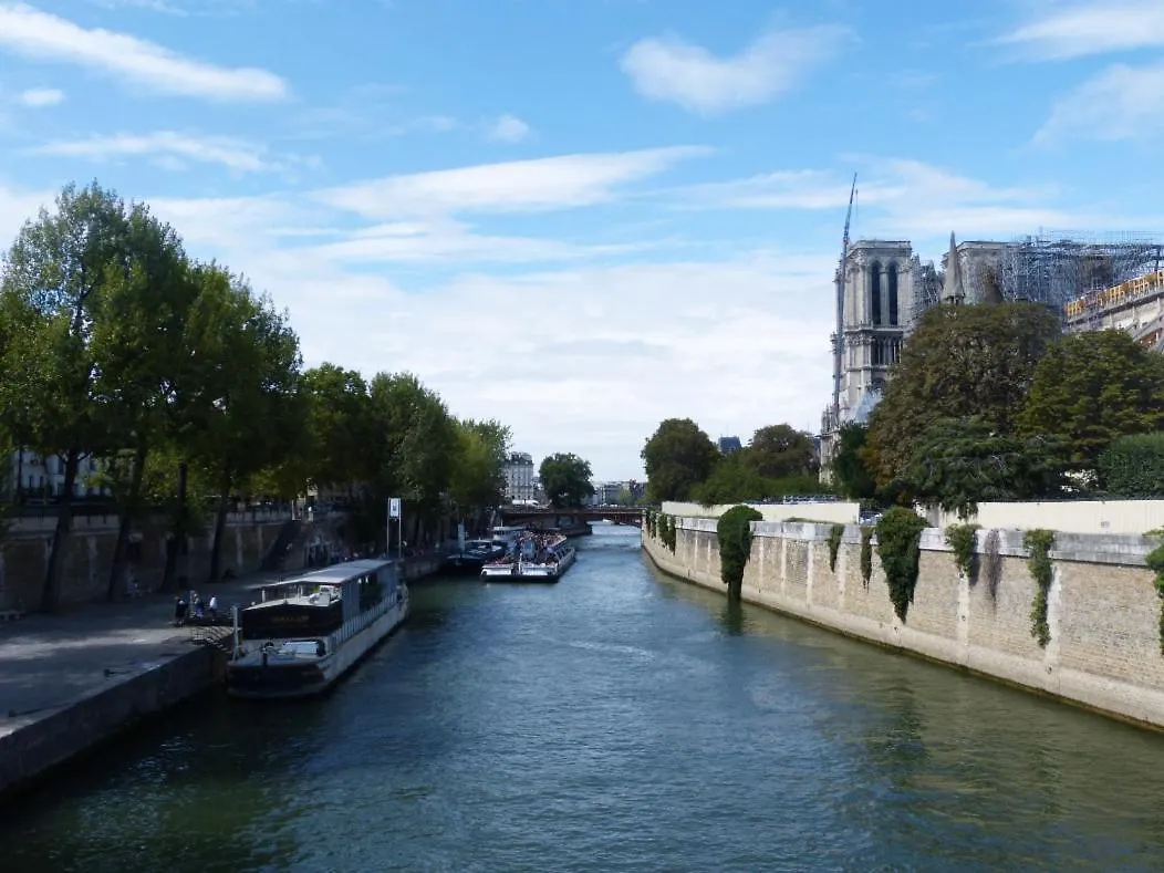 Notre Dame And River Seine Parigi