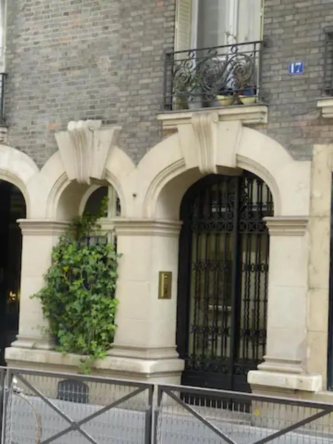 Notre Dame And River Seine Apartment